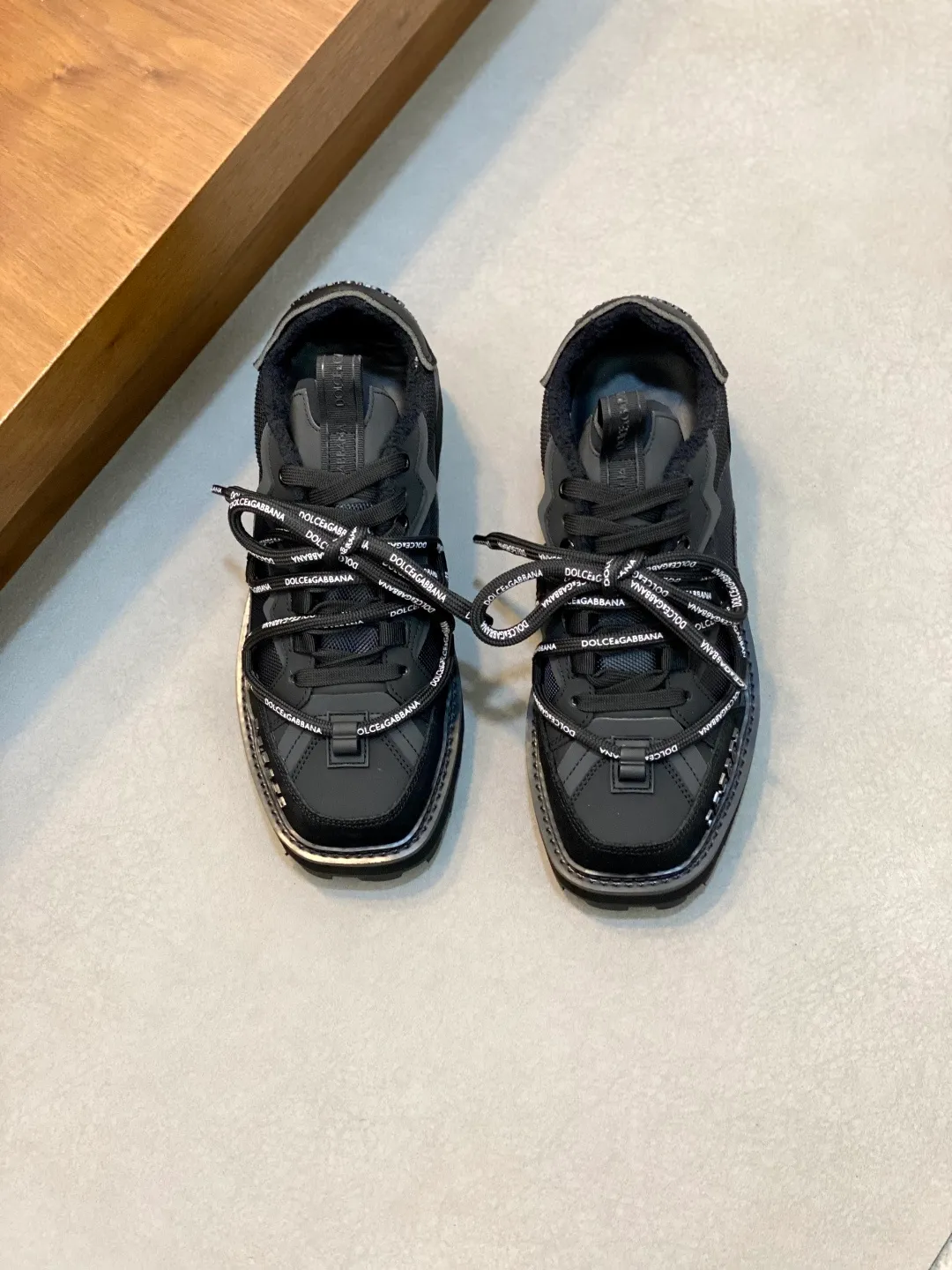 💰820 Dolce&Gabbana/Dolce & Gabbana men’s new casual sports shoes This sneaker is made of multiple materials. The nylon fabric upper is integrated with glossy leather, suede leather and rubber elements, and is decorated with reflective details. It has a silk-screen logo and a dual design of thick round and flat laces. It has a square toe, rubber foam midsole and gear pattern rubber composite sole decorated with the iconic "DG" logo. The shoe body is decorated with three-dimensional labels with the brand logo in many places. The style is fashionable and elegant, and the unique design is presented in a dazzling and modern new language. The fabric towel lining is paired with logo cowhide feet for a stylish and stylish look! Comes with a full set of packaging! Size: 39-40-41-42-43-44 leather shoe size (38/45 can be customized but does not support returns)